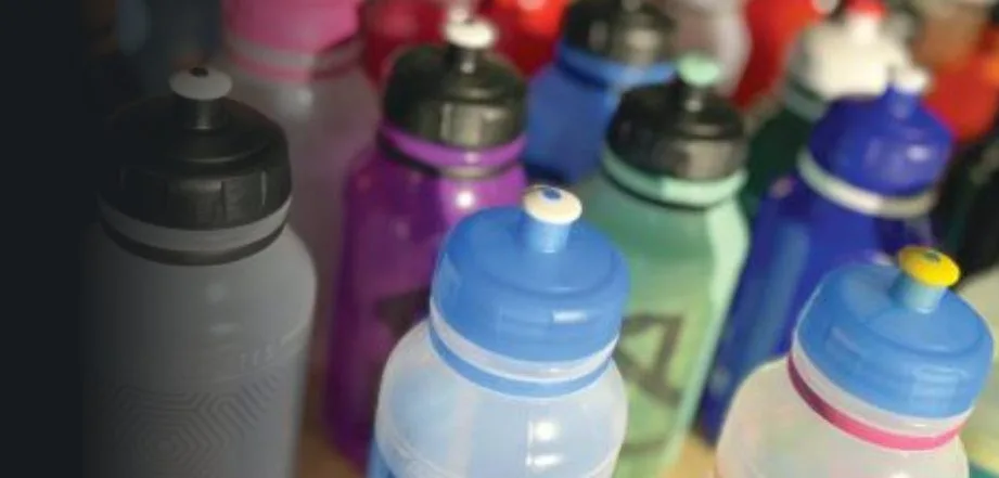 Bidons finis de différentes couleurs