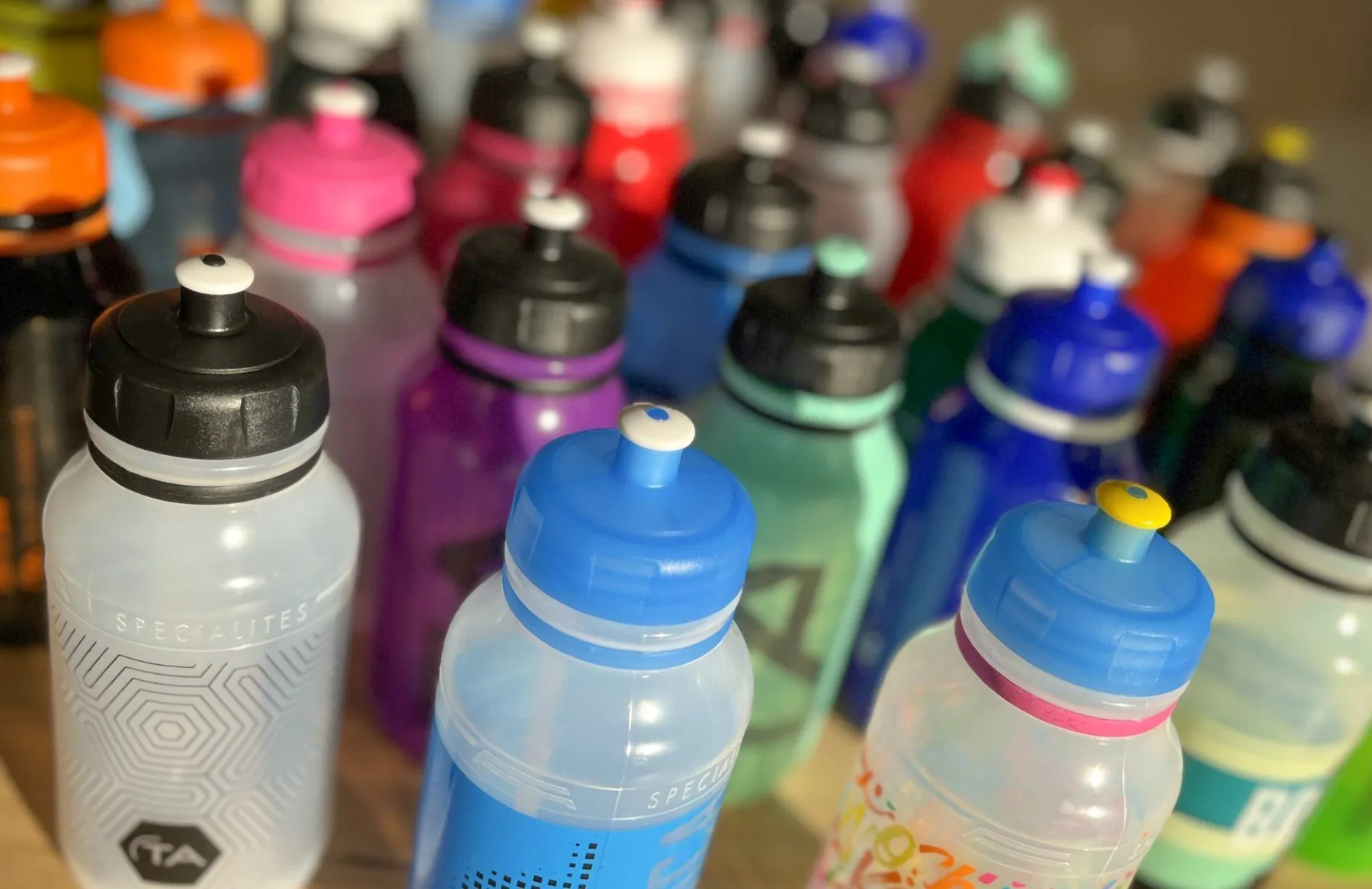Bidons de la gamme standard, coloris variés